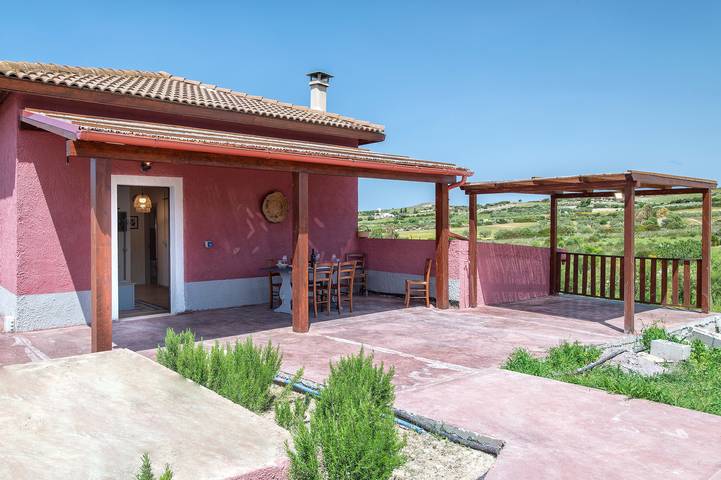 Chalet 'La Valle Degli Ulivi' met Bergzicht, Wi-Fi en Airconditioning in Sorso, Provincie Sassari