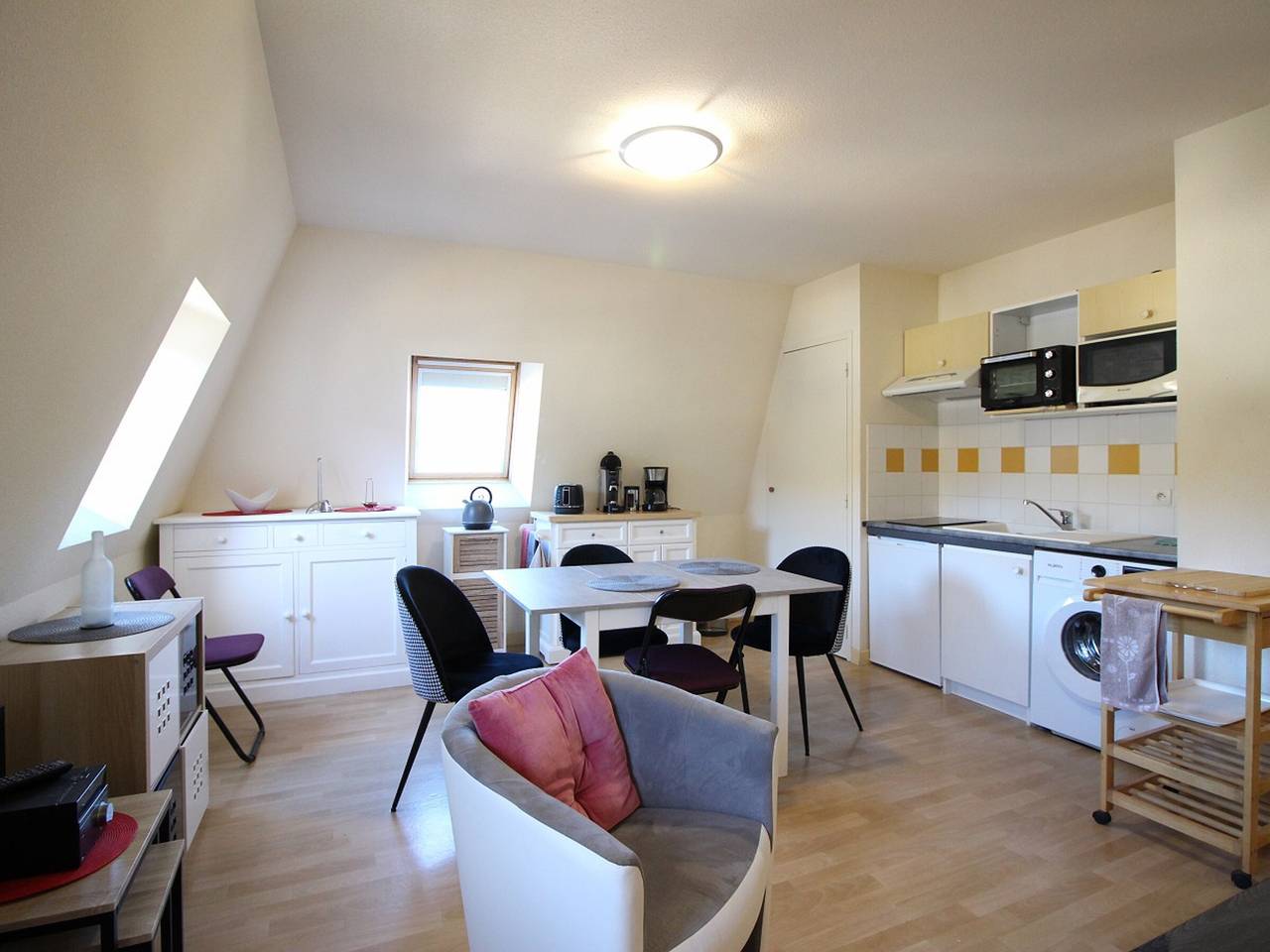 Appartement entier, Appartement T2 au centre avec vue, animaux admis, parking in La Bourboule, Parc naturel régional des Volcans d'Auvergne