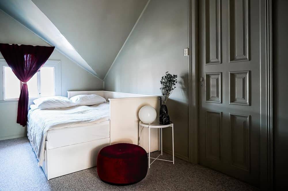 Topfloor apartment in historic villa - seaview in Fjell