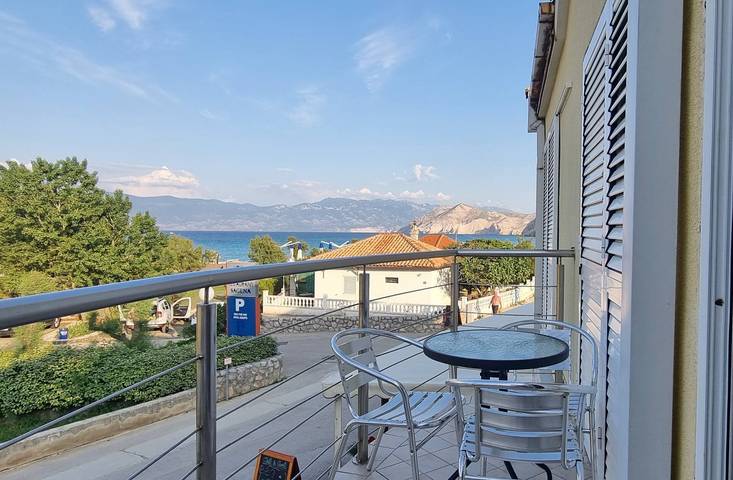 Appartement entier, Apartment Vlahinja - with Balcony, 100m from the Beach in Zarok, Baška
