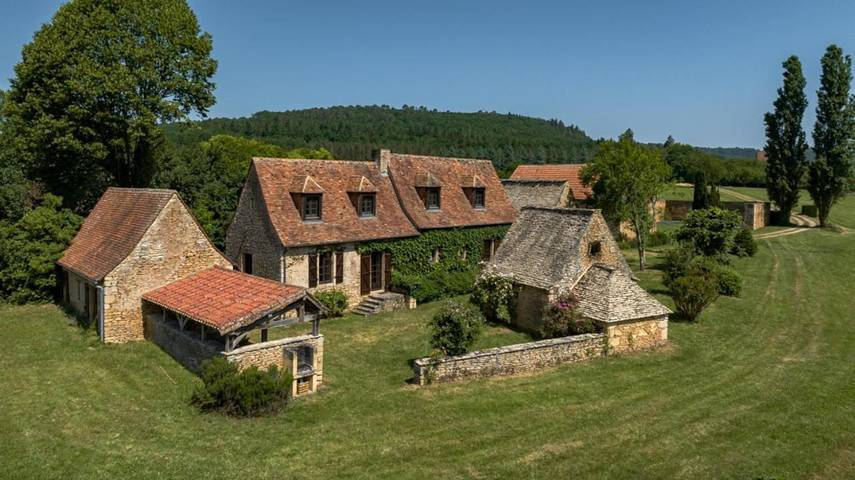 Location de vacances pour 8 personnes, avec piscine et jardin, adapté aux familles à Thonac