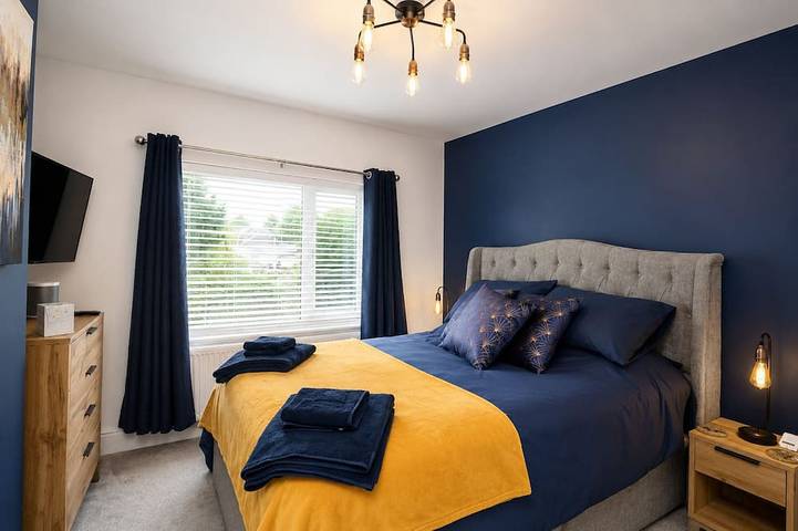 Modern 3-Bed, 2-Bath Home | Parking for 3 | Air Conditioning | Rugby in Warwickshire