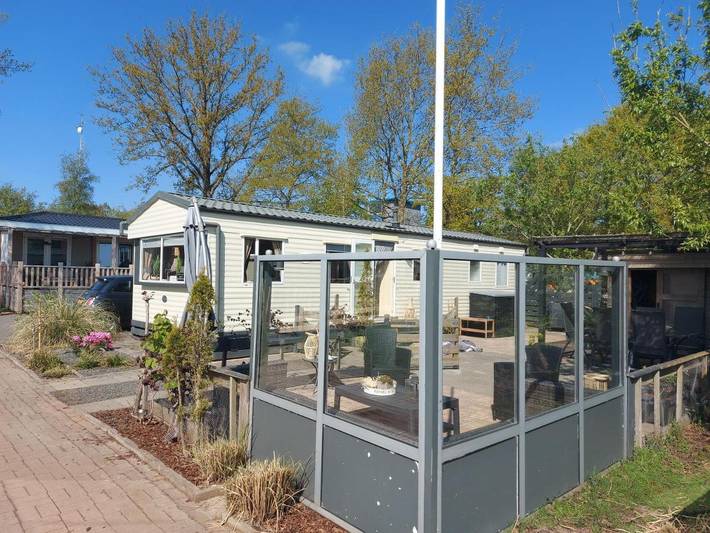 Camping voor 6 personen, with uitzicht op het meer and tuin as well as uitzicht and zwembad, met huisdier in Nationaal Park De Alde Feanen