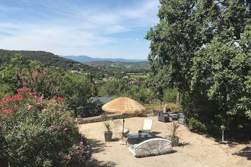 Gîte pour 2 personnes, avec jardin et terrasse ainsi que piscine et jacuzzi en Ardèche