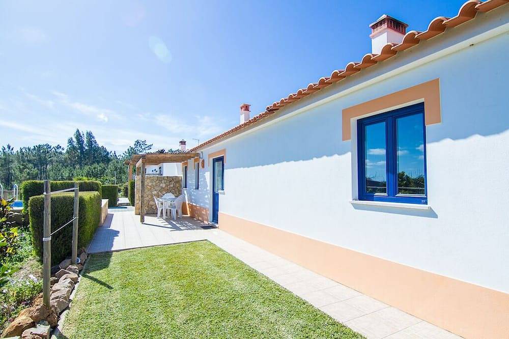 Digne Yellow Villa, Pool, Bbq in Rogil, Distrito de Faro