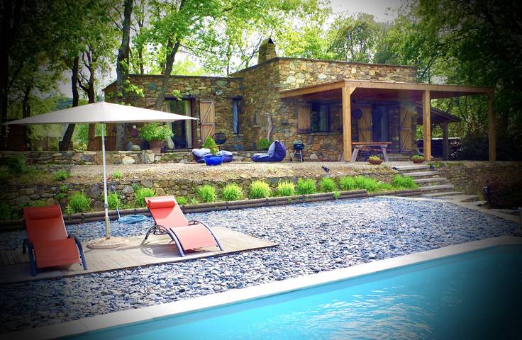 Gîte pour 3 personnes, avec piscine ainsi que jardin et terrasse