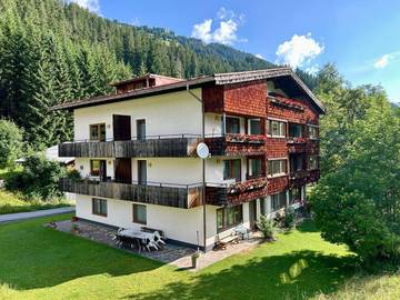 Gîte pour 4 personnes, avec jardin ainsi que vue et sauna, animaux acceptés à Bach