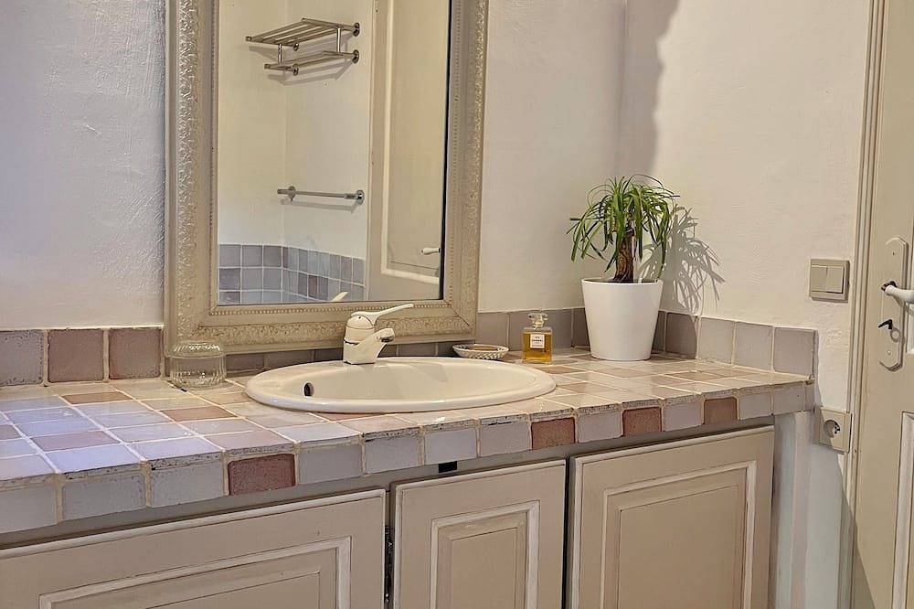 18th-century bastide 6 minutes from the center of Aix-en-Provence in Le Tholonet, Region de Aix-en-Provence