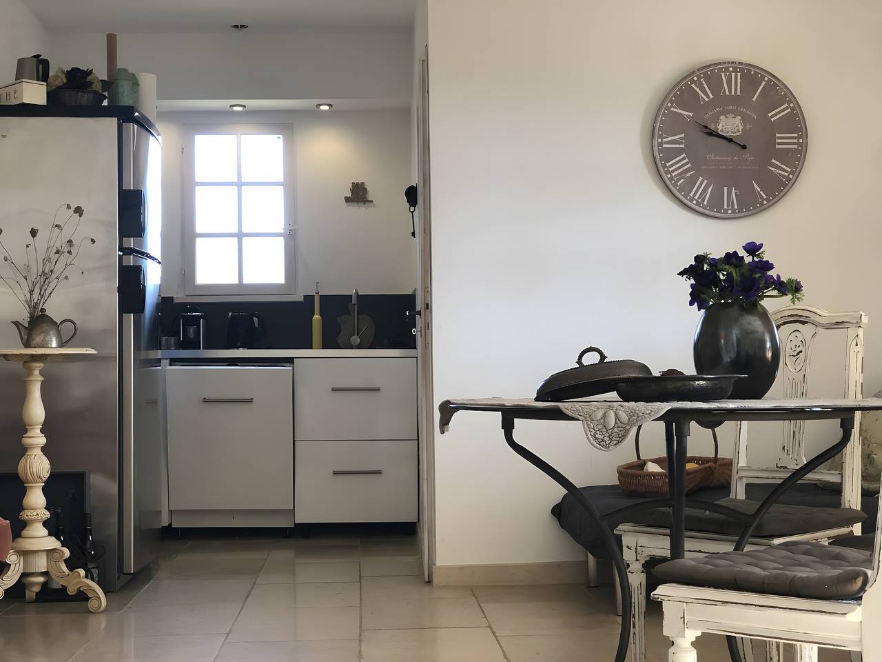 Maison de vacances 'Chez Lara' avec vue sur la montagne, piscine partagée et Wi-Fi in Lacoste, Parc naturel régional du Luberon