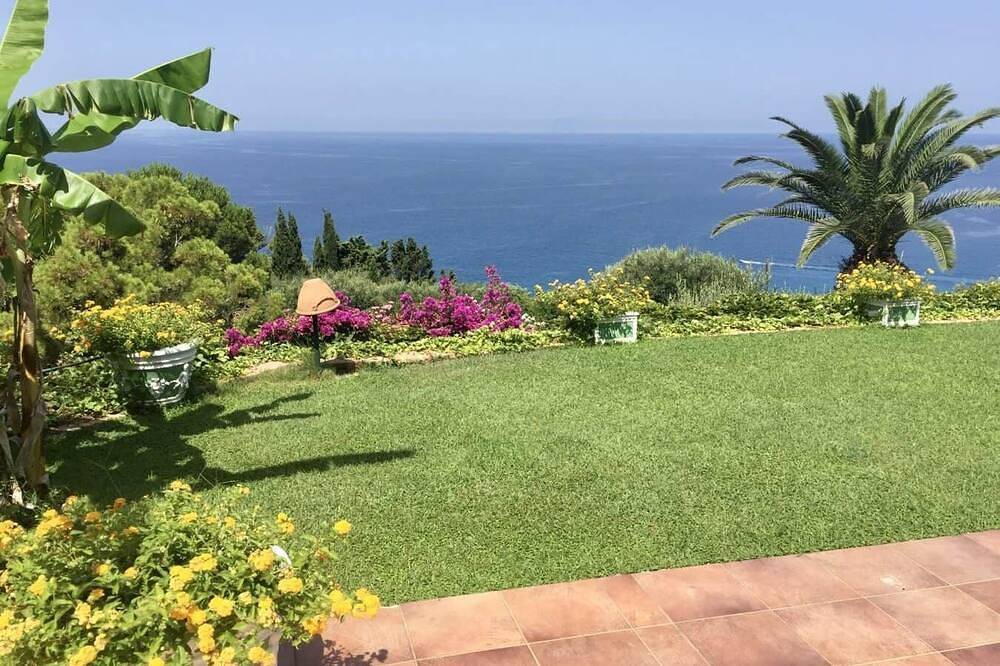 Villa Stromboli, exclusive villa with pool for 10 people in Faro Capo Vaticano, Vibo Valentia Provinz