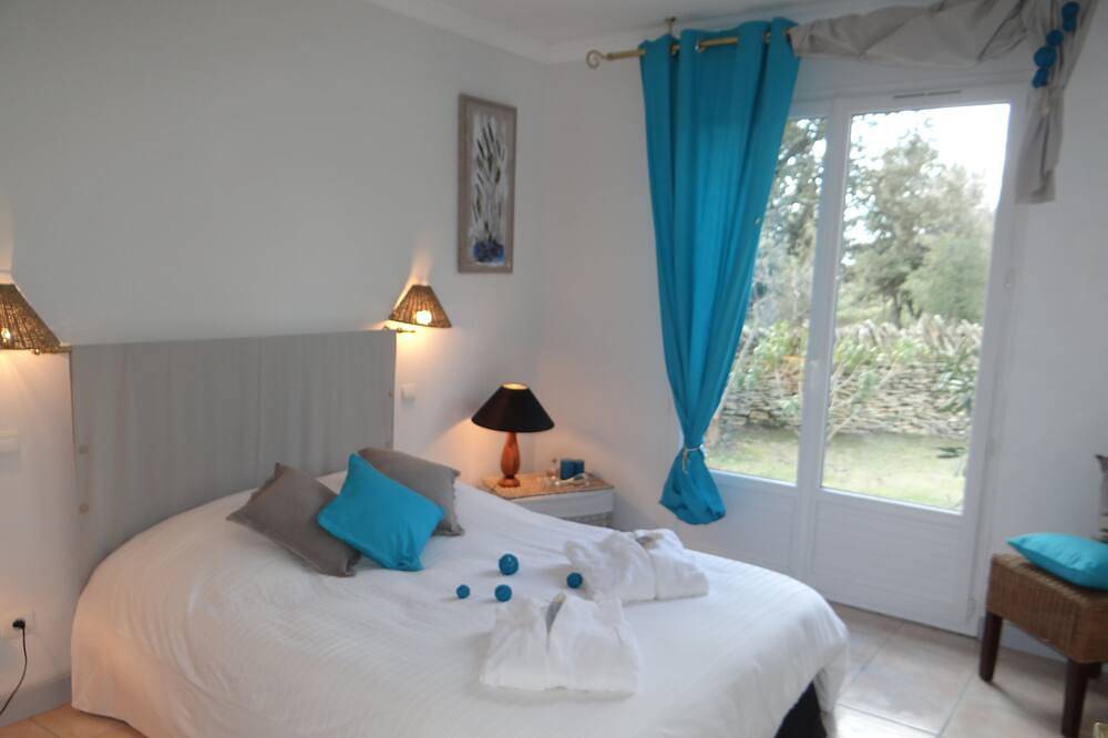 Charming house, Zen atmosphere in the garrigue, Private heated pool & Jacuzzi in Castillon-du-Gard, Region de Nimes
