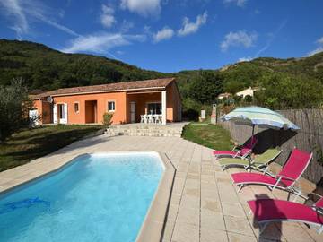 Cottage pour 8 personnes, avec piscine ainsi que terrasse et jardin à Thueyts