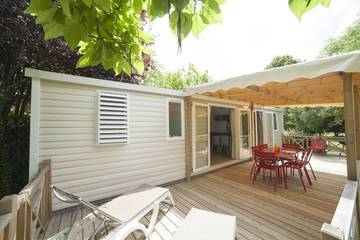 Caravane pour 6 personnes, avec terrasse et balcon/terrasse à Belvès