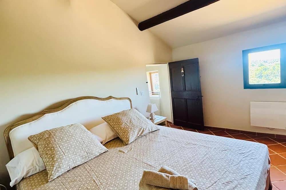 Charming house in the heart of the village in Venasque, Parc naturel régional du Mont-Ventoux