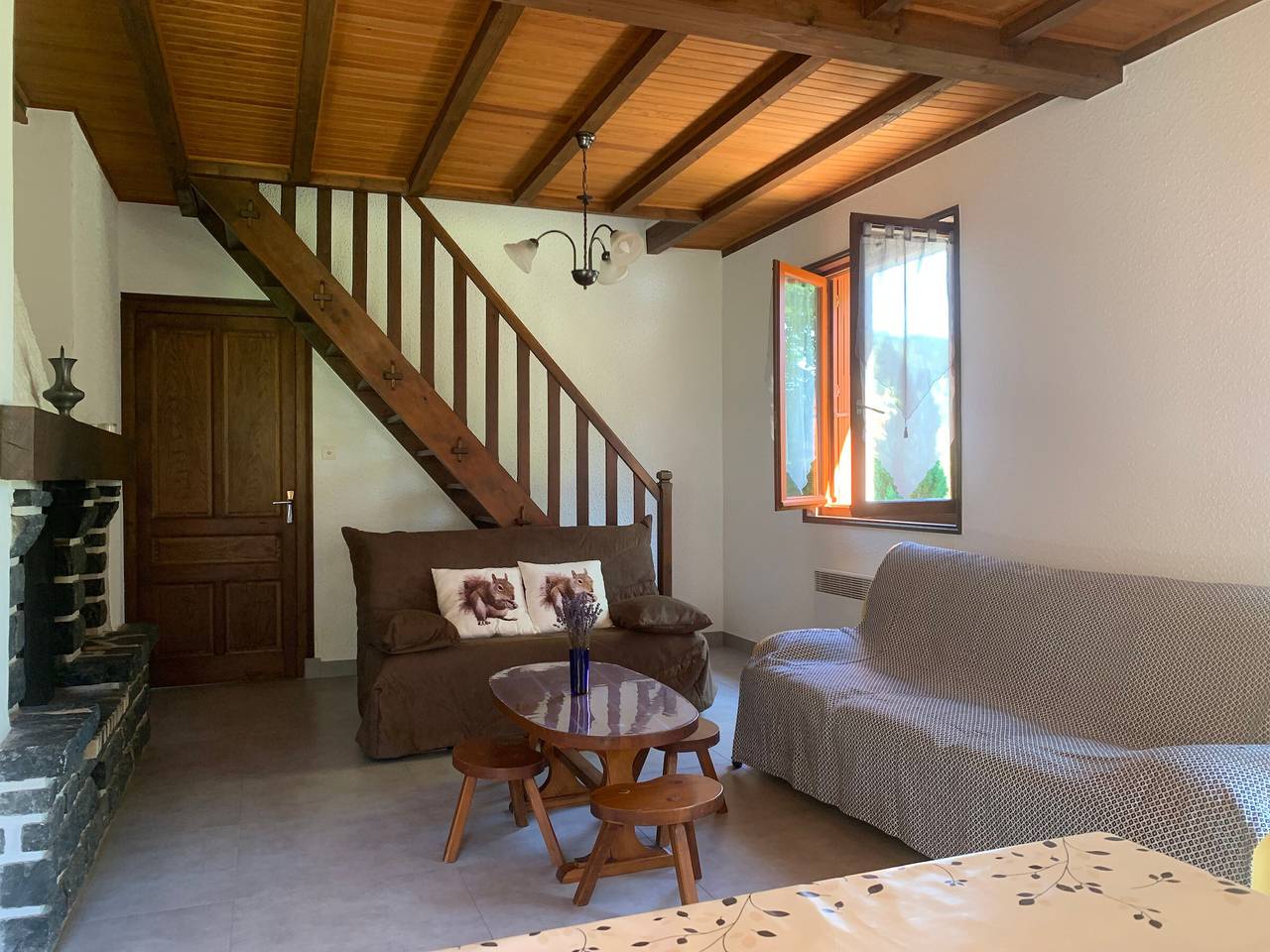 Mountain Lodge with Fireplace - 4 Bedrooms, Pet Friendly in Araules, Massif Central