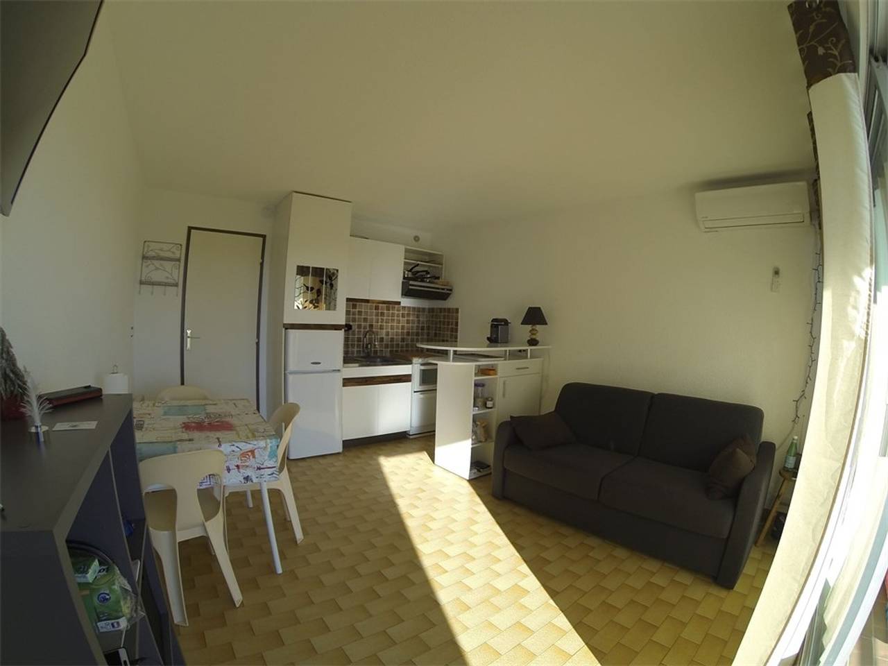 Entire studio, Charming A/C Studio with Terrace, Beautiful View, Private Parking - Sleeps 3 in Port Camargue, Le Grau-du-Roi