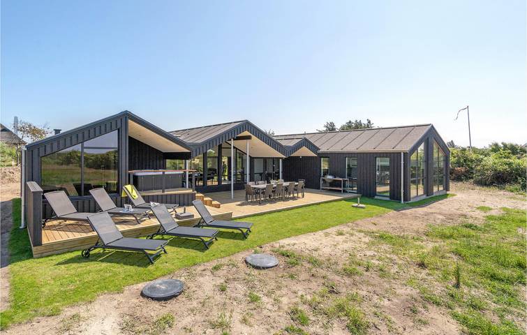 Ferienhaus für 12 Personen, mit Terrasse und Pool sowie Sauna in Blokhus