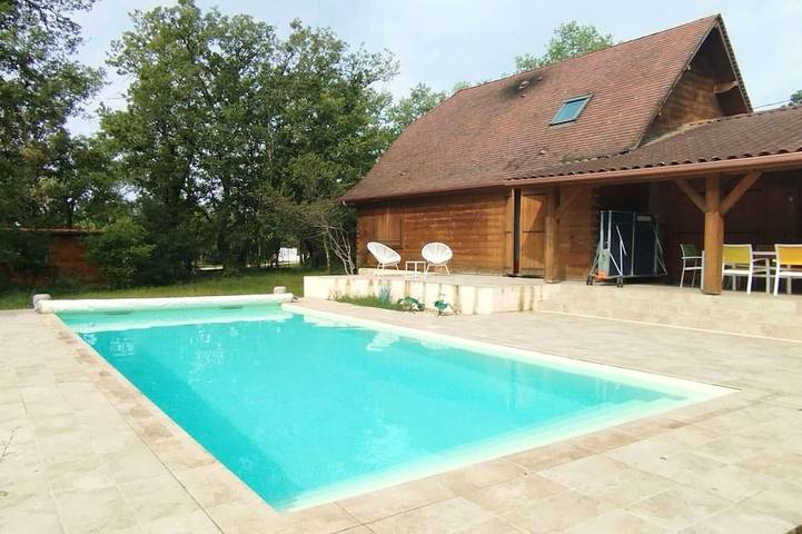 Location de vacances pour 7 personnes, avec terrasse et piscine, animaux acceptés à Peyrillac-et-Millac