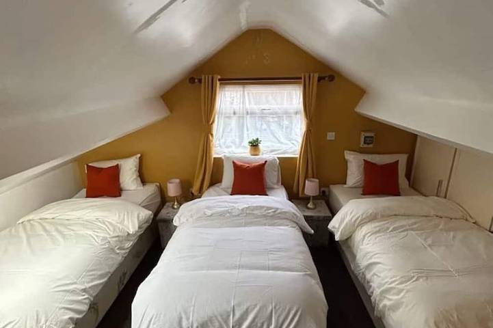 Modern 5Br house near Wolves stadium| perfect for contractors and Families. in Wolverhampton, Région de Birmingham