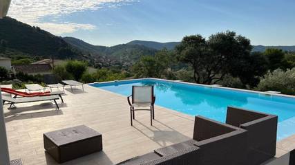 Gîte pour 8 personnes, avec jardin ainsi que piscine et terrasse à Roquebrun