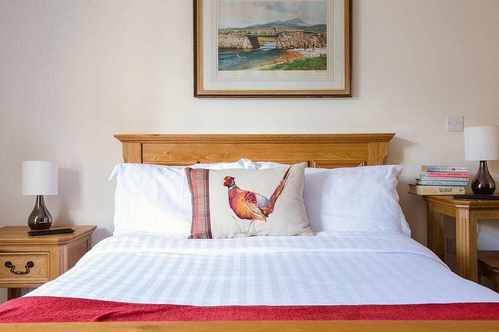 A sudeley castle cottage that sleeps 4 guests  in 2 bedrooms in Winchcombe, Gloucestershire