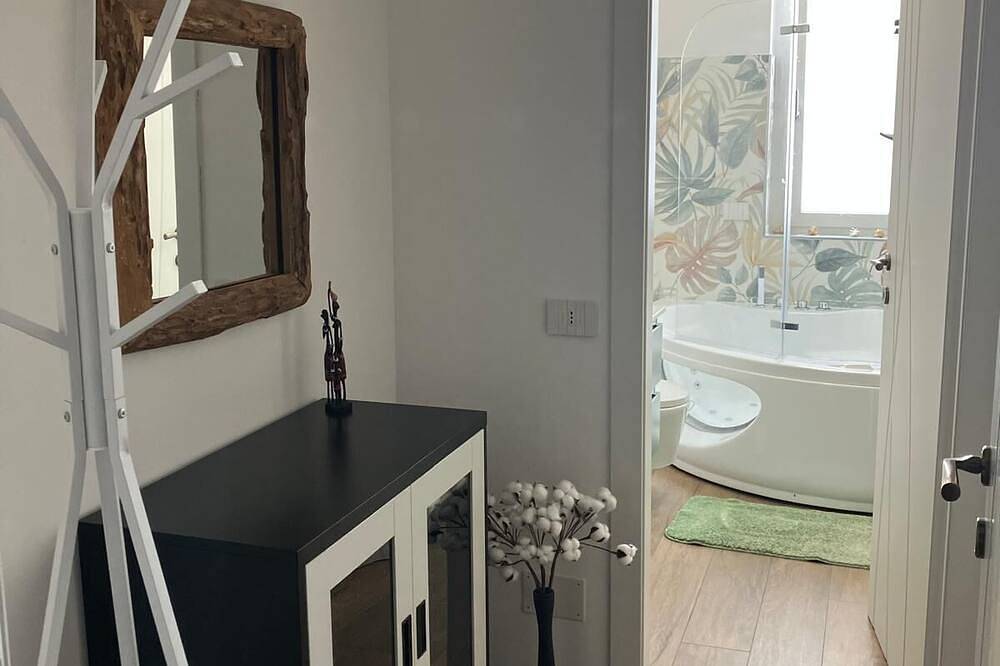 Appartamento intero, Charming bright central Como studio with balcony and jacuzzi in Como, Lago di Como