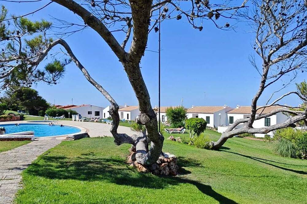Ganze Wohnung, Apartment with beautiful sea views, gardens, swimming pool and very well located. in Arenal d'en Castell, Es Mercadal