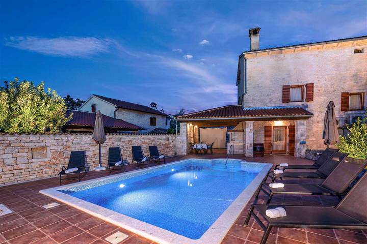 Ferienwohnung für 10 Personen, mit Terrasse und Garten sowie Pool in Peresiji