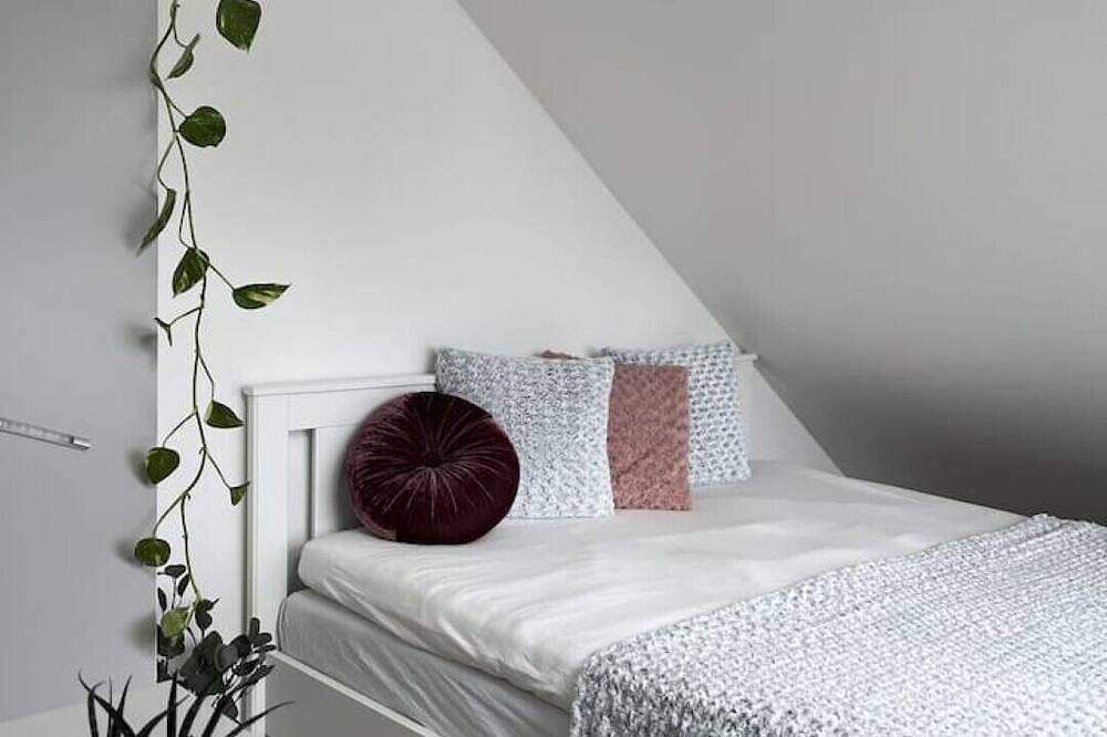 Ganze Wohnung, A beautiful home in nature near a lake- just 10 min from citycenter and airport- in Härryda, Västergötland