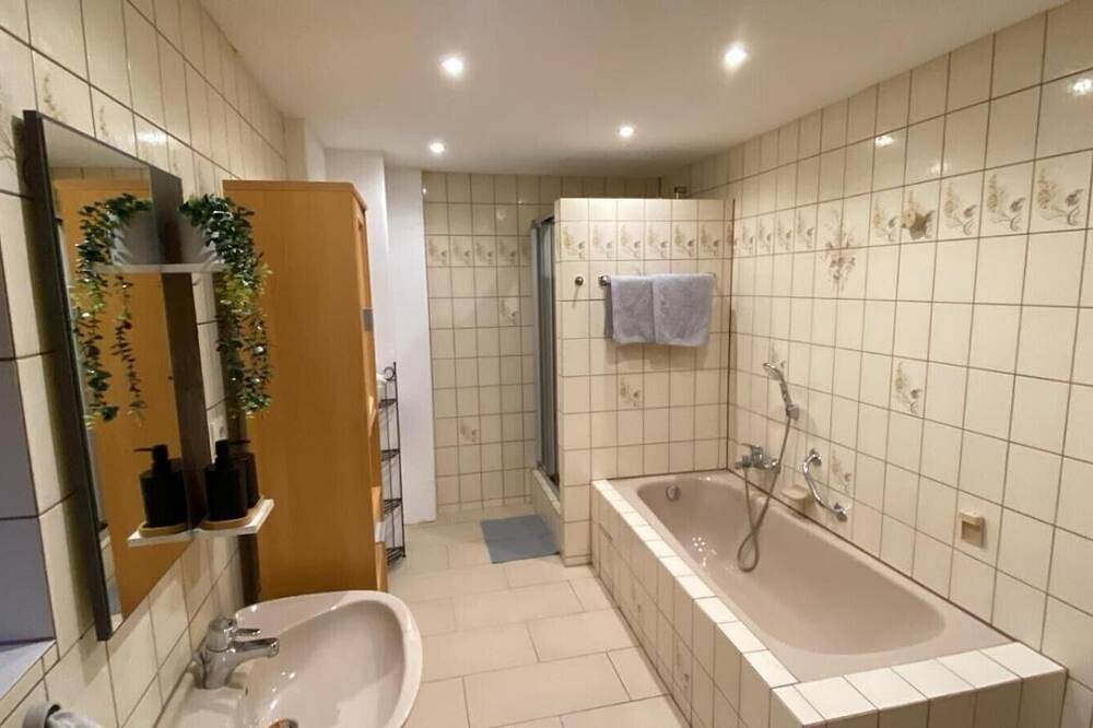 Ganze Wohnung, Ferienwohnung Aloia mit privater Terrasse, Gemeinschaftsgarten und Wlan in Gammertingen, Region Bodensee-Oberschwaben