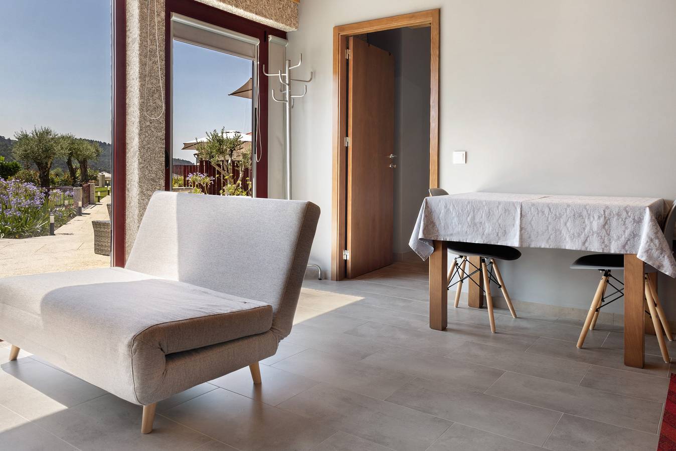 The Quinta of Caroveiras  'Casa T1' with Lake View, Wi-Fi and Air Conditioning in Anissó e Soutelo, Braga District