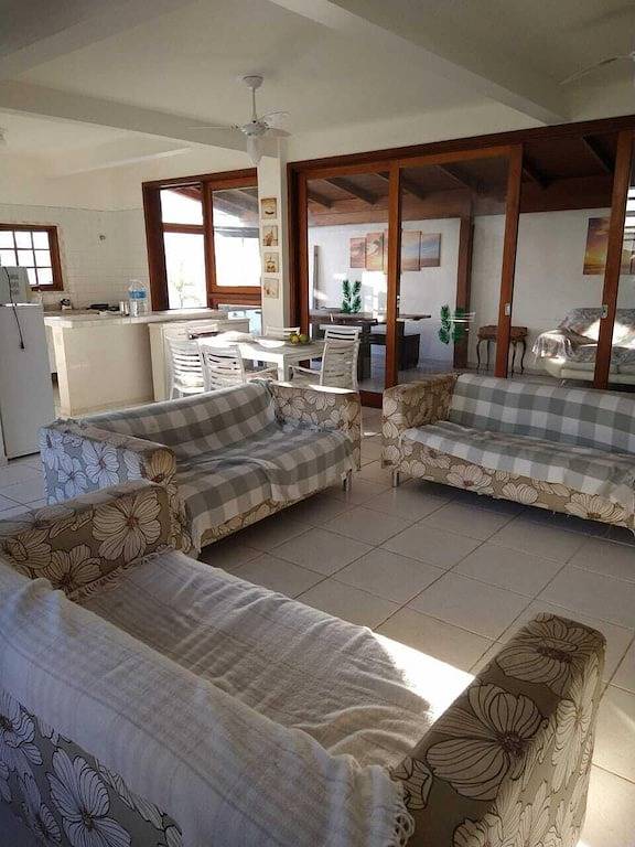 Tiradentes vermietet! 3 suiten + 1 zimmer alle mit klimaanlage / 2 gelad, churr garden terrasse in São Sebastião, Região Metropolitana do Vale do Paraíba e Litoral Norte