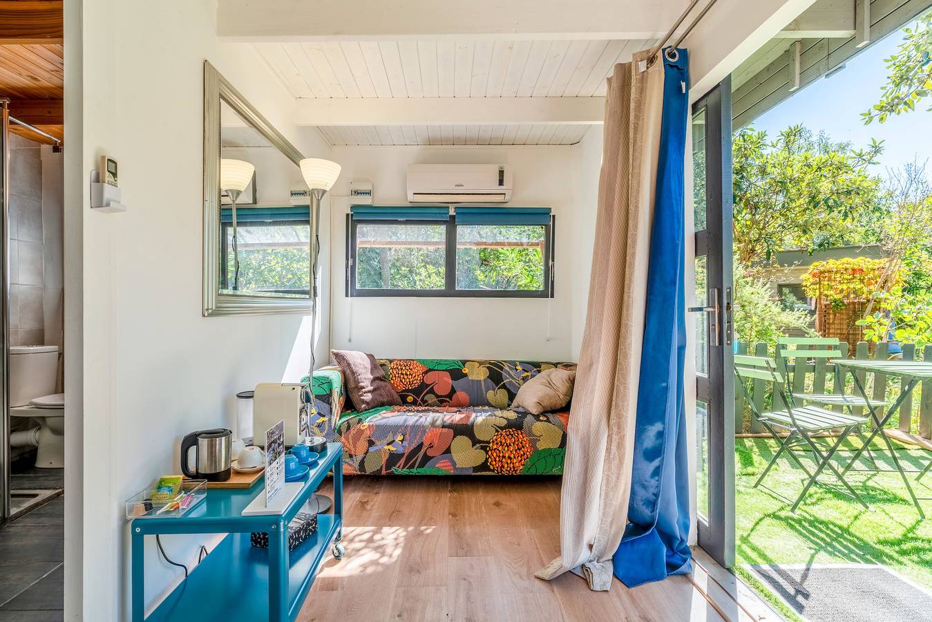 Bed and Breakfast 'Bleu' met Gedeeld Zwembad, Privéterras en Airconditioning in Nîmes, Nimes en omgeving