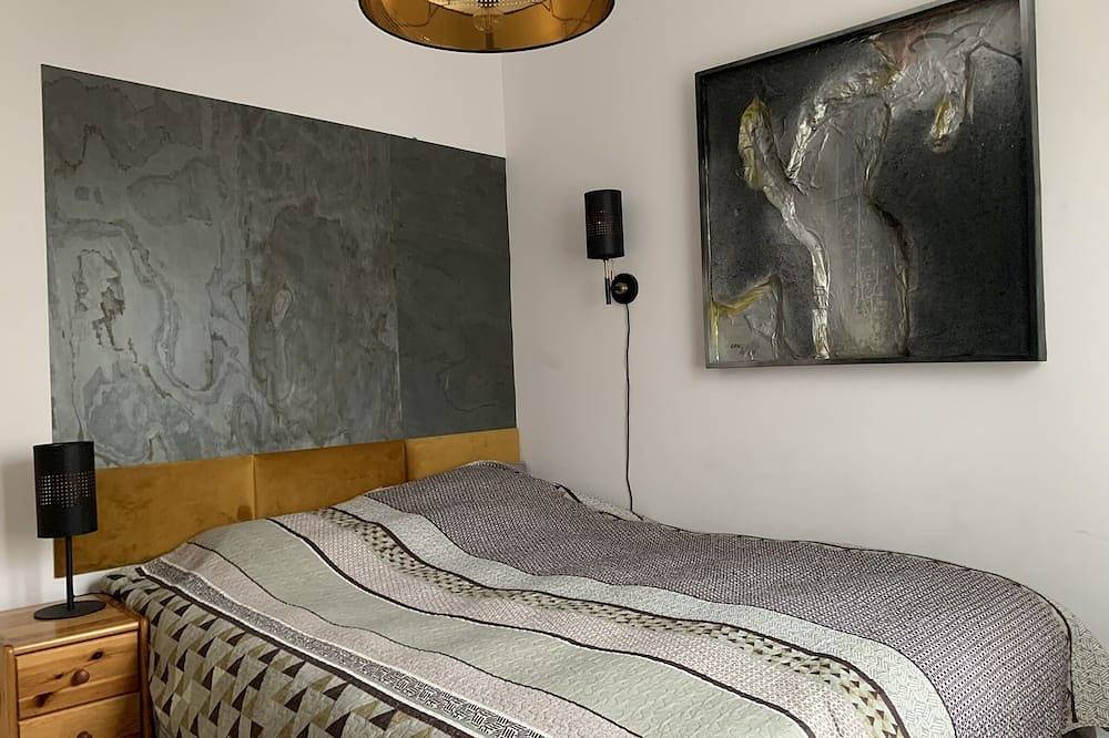 Entire apartment, Urban Comfort Oasis: Modern 2-Bedroom Art Apartment with Balcony in Warsaw Śródmieście, Warsaw