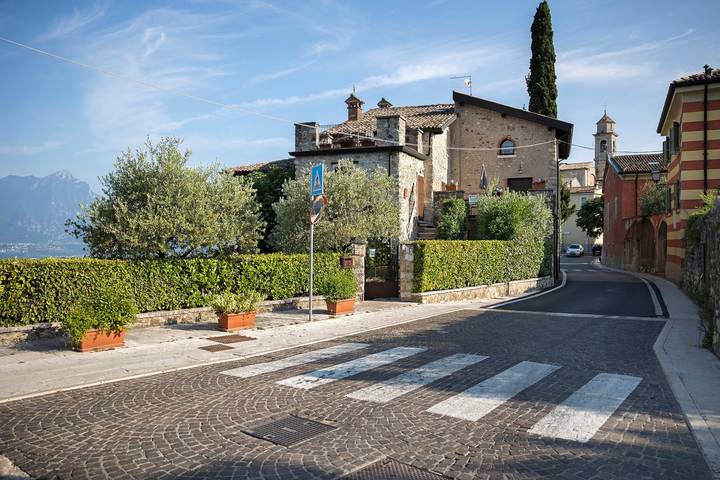Apartamento inteiro, Apartamento 'El Casal' com vista para o lago, piscina partilhada e Wi-Fi in Torri del Benaco, Pré-Alpes de Garda
