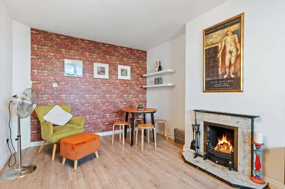 Entire apartment, Heart of Galway City Centre 4 Bedrooms Stunning View of Galway Bay in St Nicholas, Galway