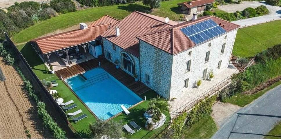 Location de vacances pour 15 personnes, avec piscine et vue ainsi que jardin et bassin pour enfant, animaux acceptés dans Saint-Michel-de-Lapujade