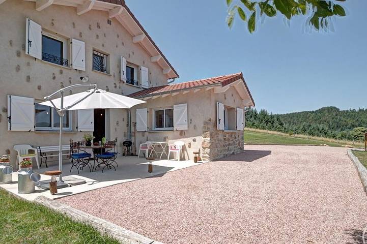Gîte pour 4 personnes, avec jardin à Saint-Priest-la-Prugne