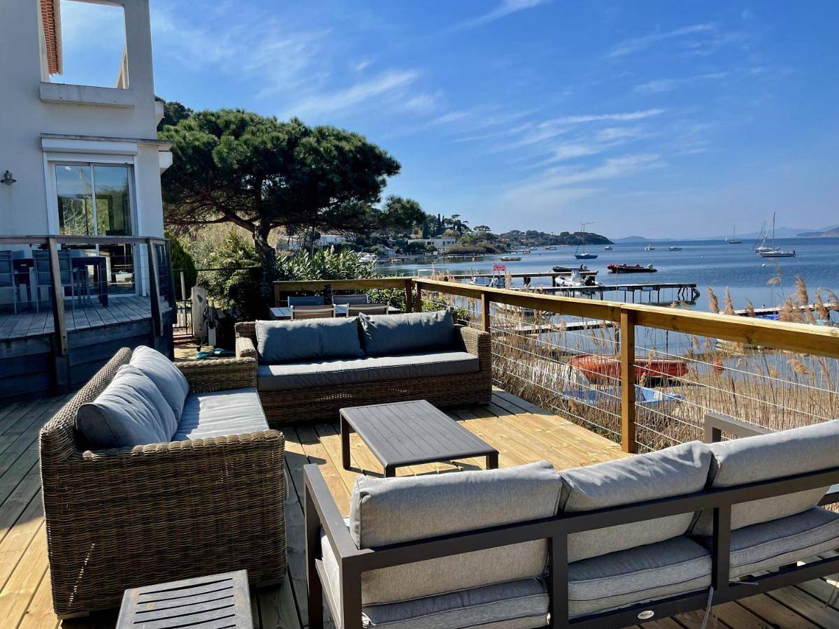 Villa Front de Mer Accès Plage Presqu'île de Giens-Sea and Mountain Pleasure in La Madrague, Hyeres