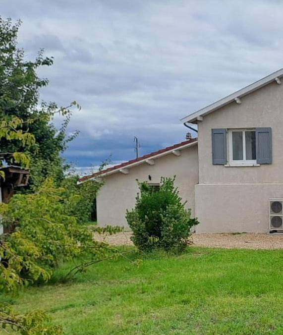 Location de vacances pour 4 personnes, avec jardin à Saint-Étienne-des-Oullières