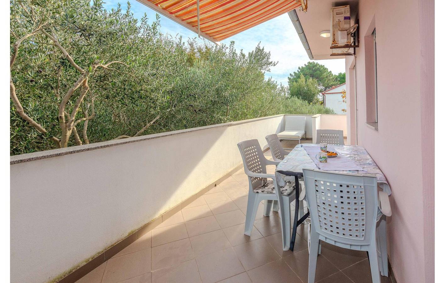 Entire holiday apartment, Cozy 1-Bedroom Apartment with Pool & Kitchen, 900m to Beach in Nin, Zadar
