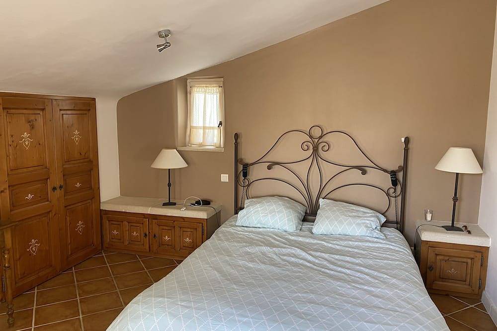 Les-pepites-de-Badou.fr present La Graviere -Classified 4 *- in Le Barroux, Parque natural regional del Mont Ventoux
