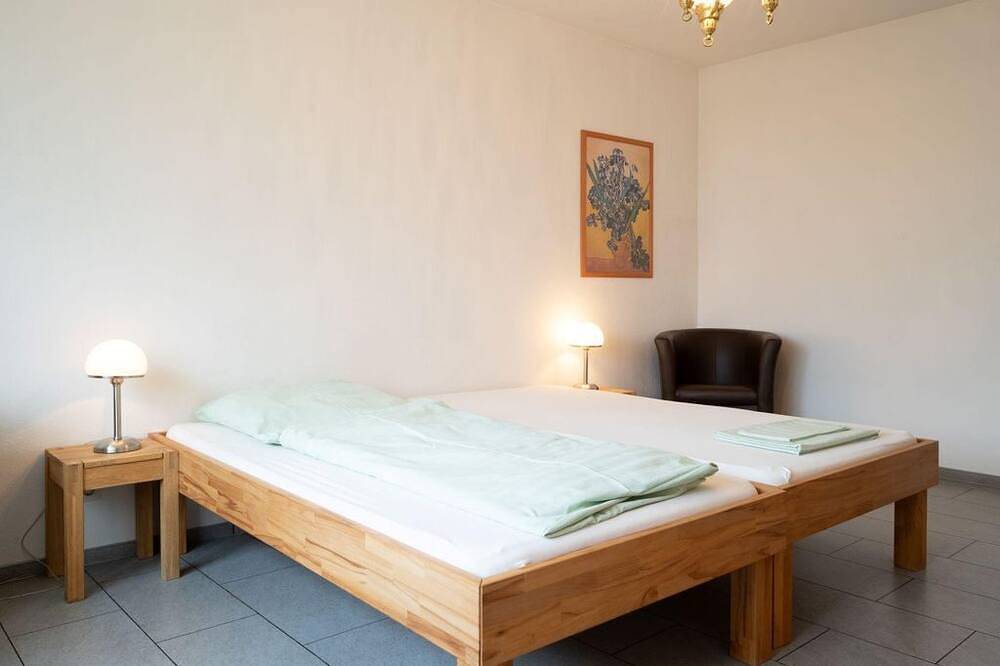 Entire apartment, Vacation home Charlotte - vacation home, bathroom, toilet and bathtub, 4 bedrooms in Wiebelskirchen, Neunkirchen