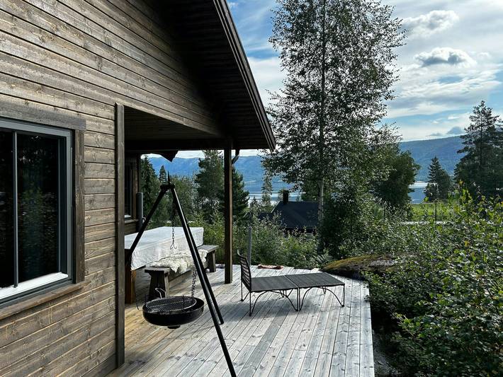 Blick auf Nisser und die Berge durch große Fenster in Nissedal
