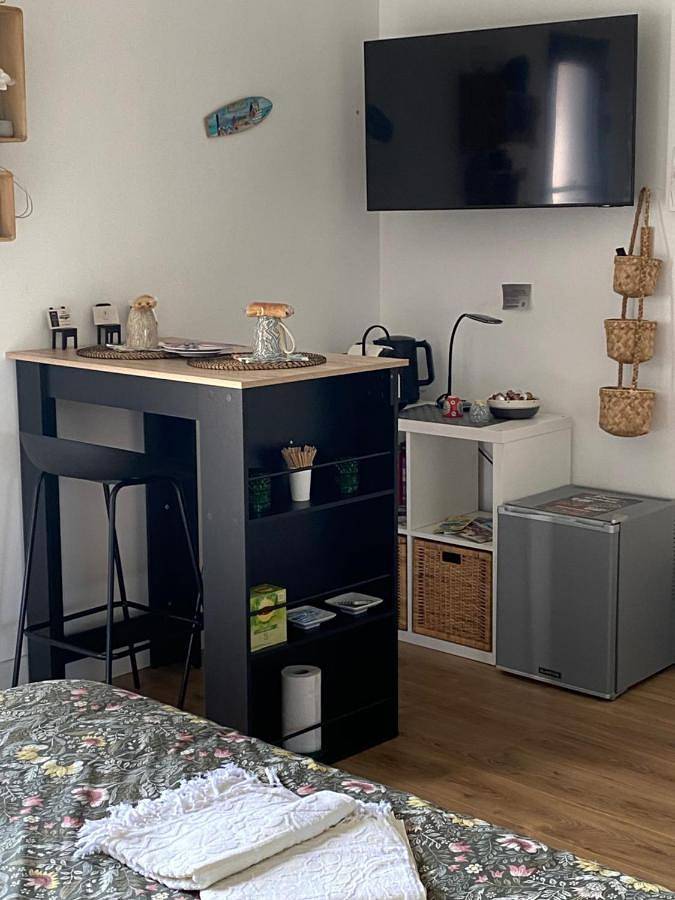 Gîte pour 2 personnes, avec jardin et vue ainsi que terrasse et piscine à Soussans - 4