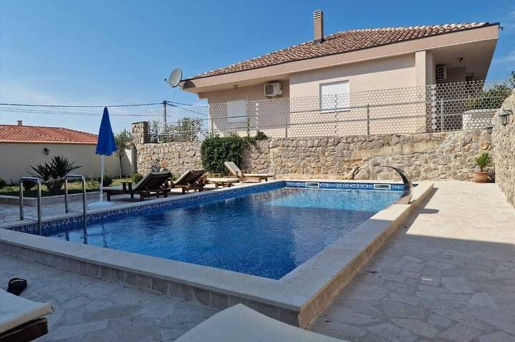 Ferienhaus für 14 Personen, mit Balkon und Garten in Montenegro