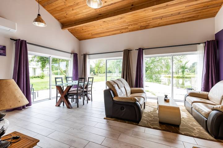 Apartamento entero, Apartamento 'Le Panoramique Du Lac D'isachris' con vistas al lago in Queyrac, Lesparre-Médoc region