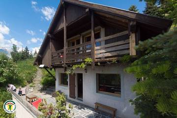 Chalet pour 10 personnes, avec jardin et sauna, animaux acceptés à Villard-Reculas