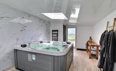 Gîte pour 2 personnes, avec jardin et jacuzzi à Lanhouarneau
