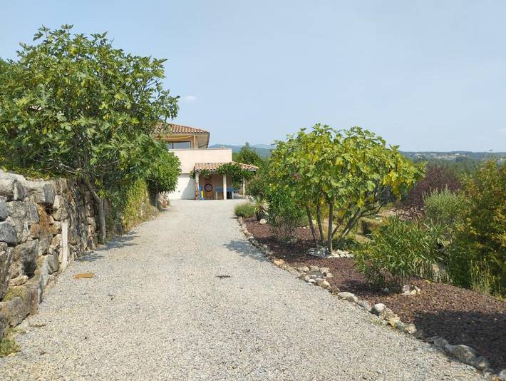 Location de vacances pour 4 personnes, avec piscine ainsi que vue et jardin à Joyeuse - 2